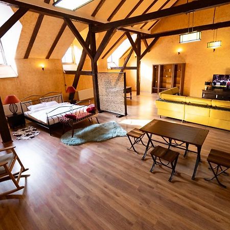 The Attic - Large Open-Space In The Old Town Of Brasov, Minutes Away From The Black Church المظهر الخارجي الصورة
