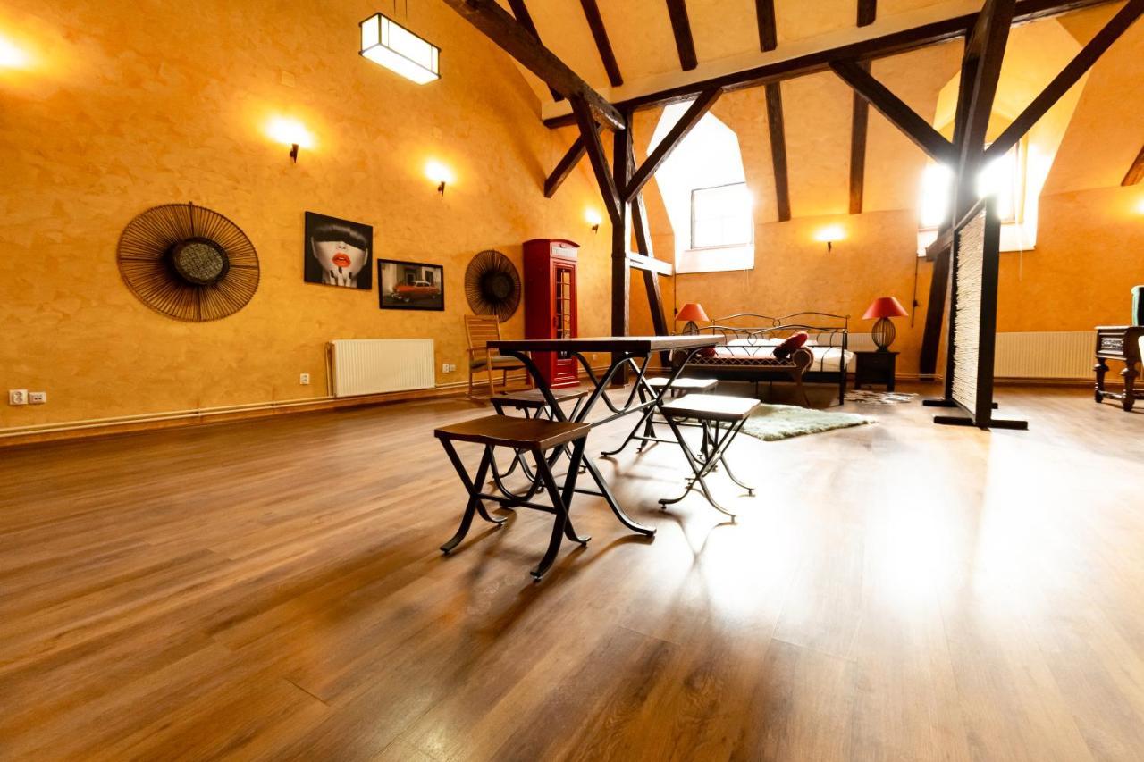 The Attic - Large Open-Space In The Old Town Of Brasov, Minutes Away From The Black Church المظهر الخارجي الصورة