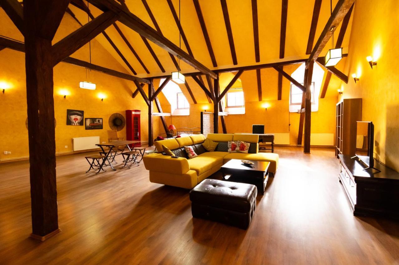 The Attic - Large Open-Space In The Old Town Of Brasov, Minutes Away From The Black Church المظهر الخارجي الصورة