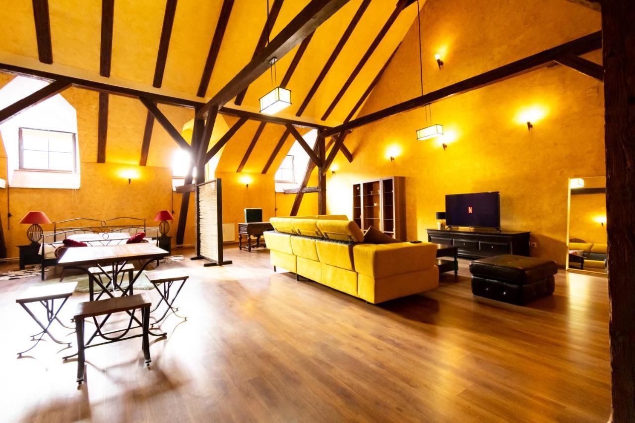 The Attic - Large Open-Space In The Old Town Of Brasov, Minutes Away From The Black Church المظهر الخارجي الصورة